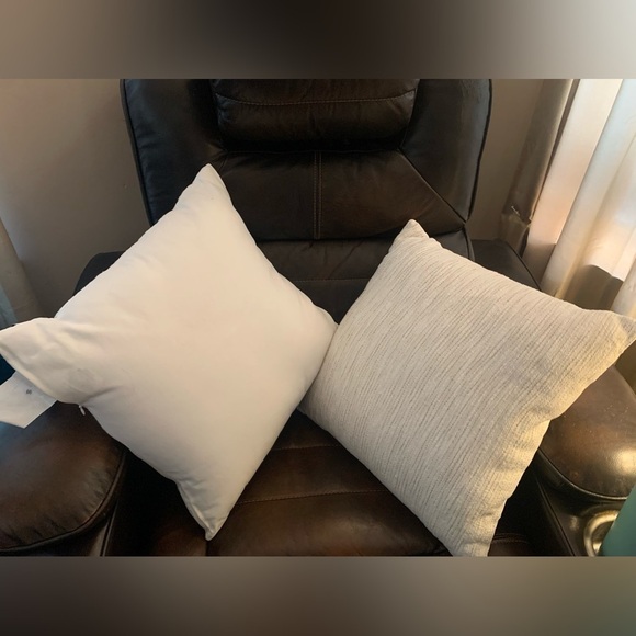 COPY - COPY - COPY - Throw pillows with removable cover-         2 pillows for … - Picture 3 of 3